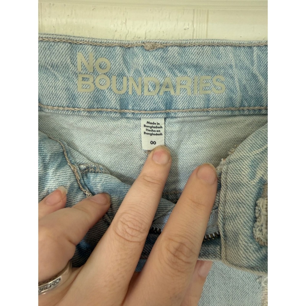 No Boundaries Womens Light Wash Distressed Denim Shorts Striped Pocket Size 00 - Picture 3 of 5